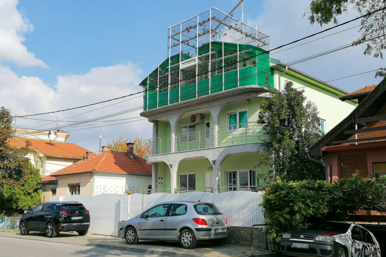 Kamere sve snimaju, kapiju niko ne otvara: 24sedam u Požarevcu pred kućom Dijane Hrkalović (VIDEO)