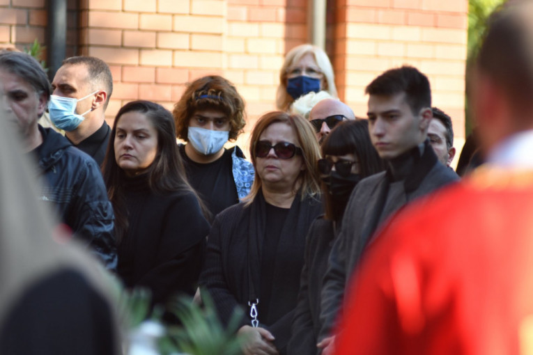 Bili su zajedno 10 godina: Devojka Marka Živića se na sahrani nije odvajala od porodice glumca (FOTO/VIDEO)