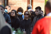 Bili su zajedno 10 godina: Devojka Marka Živića se na sahrani nije odvajala od porodice glumca (FOTO/VIDEO)