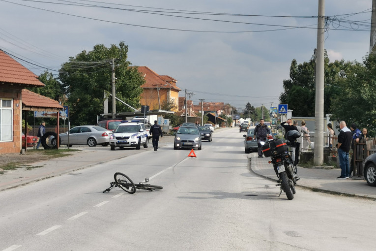 Motociklista udario ženu dok je prelazila ulicu: Hitno prebačena u čačansku bolnicu sa težim telesnim povredama (FOTO)