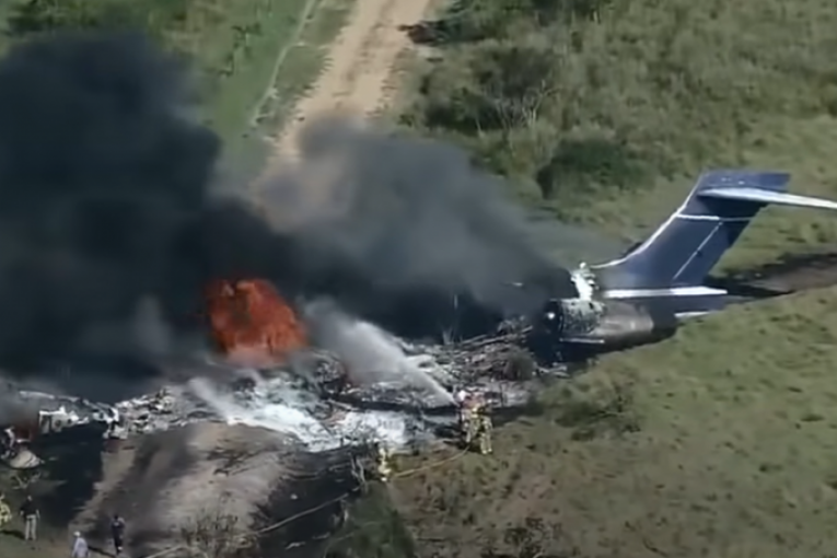 Zapalio se avion sa 21 putnikom pri poletanju: Prošao kroz ogradu i planuo (VIDEO)