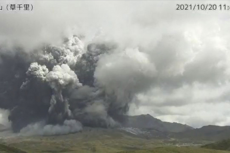 Vulkani podivljali u Japanu: Iz jednog pepeo išao 3.500 m u visinu, drugi otkrio nešto fascinatno (VIDEO/FOTO)