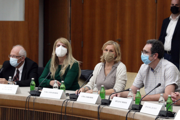 Lekari iz Kriznog štaba zahtevaju oštrije mere: Kovid propusnice već od 18 sati?