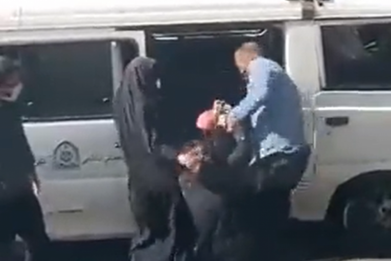 Snimak šokirao javnost! Policajci šinterskim štapom hvataju ženu, vuku je za kosu i guraju u kombi (VIDEO)