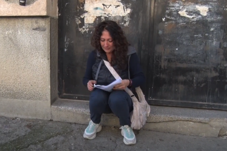 Marija Novaković ispred svog stana u Prištini: Želim s porodicom da se vratim, nadam se da neću imati problema
