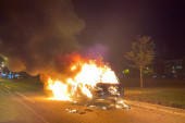 Jeziva scena na Novom Beogradu: Automobil u plamenu, zapalio se u toku vožnje! (FOTO/VIDEO)