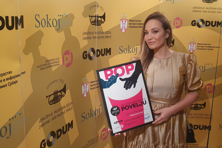 Kolege joj odale priznanje: Jelena Tomašević dobitnica nagrade za pesmu "Radio svira za vas"