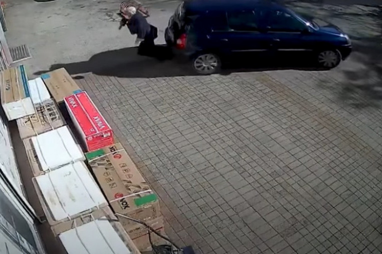 Snimak nesreće u Obrenovcu: Krenuo u rikverc, pa pokosio staricu (VIDEO)