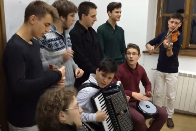 Kad učenici prizrenske Bogoslovije izvode pesmu "Pukni zoro", suze same idu (VIDEO)