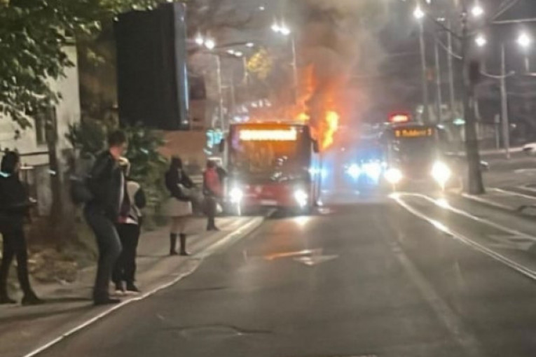 Gori autobus na Autokomandi: Vatrogasci na terenu!