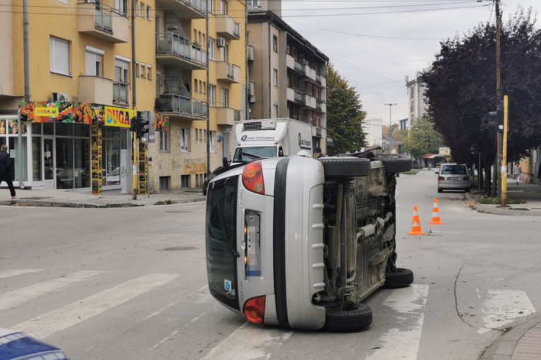 Direktan sudar dva automobila u centru Čačka: Od siline udarca automobil se prevrnuo na stranu (FOTO)