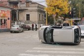 Beli "seat" prevrnuo se na krov nasred Požeške ulice! Jedna osoba povređena u Beogradu (VIDEO)