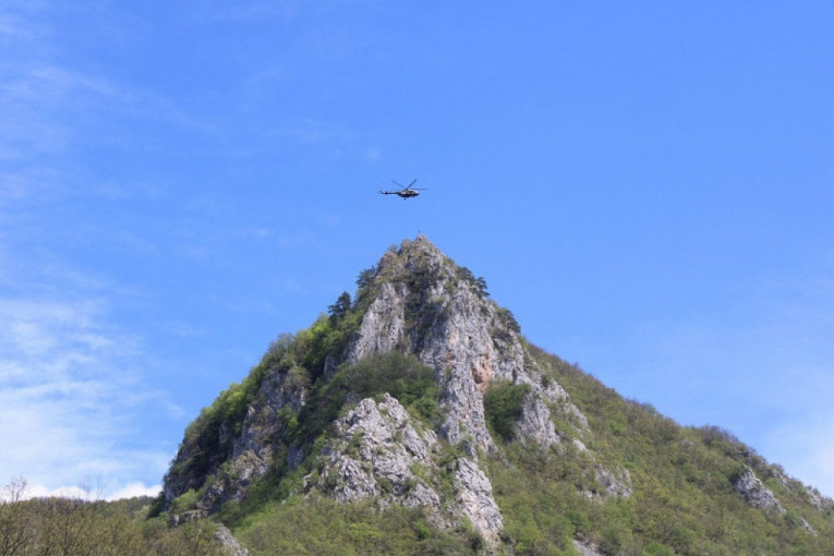 Helikopterske jedinice stigle na brdo Titerovac iznad srpske svetinje: Postavljen je Časni krst u blizini manastira Mileševa
