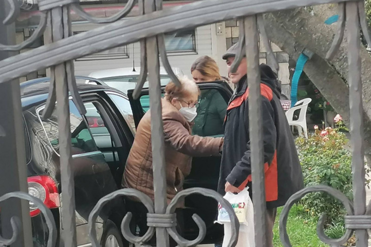 Muk u dvorištu porodice osumnjičenog: Majka, otac i žena Džonića se vratili sa saslušanja (FOTO+VIDEO)