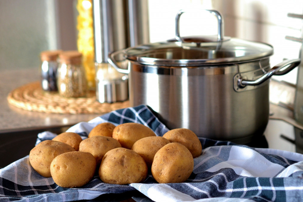 Kada kuvate krompir, obavezno dodajte sirće: Biće vam žao što ovaj trik niste znali ranije