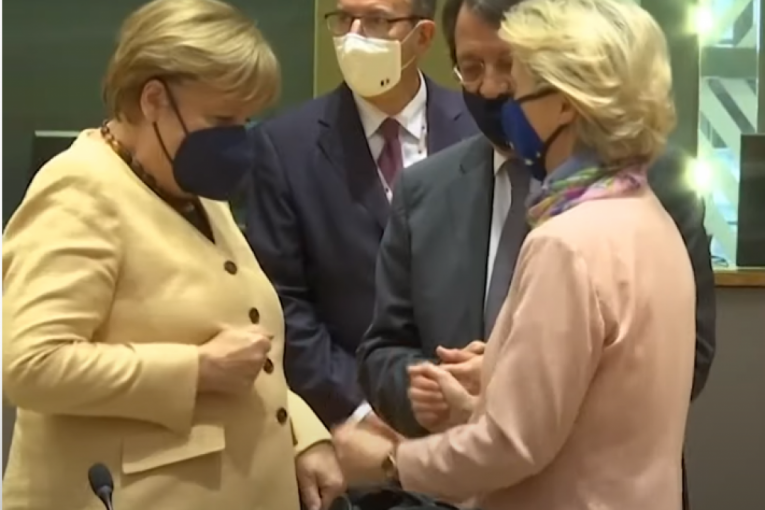 Snimak koji je nasmejao mnoge: Angela Merkel htela da izbegne rukovanje sa šeficom EU na samitu (VIDEO)