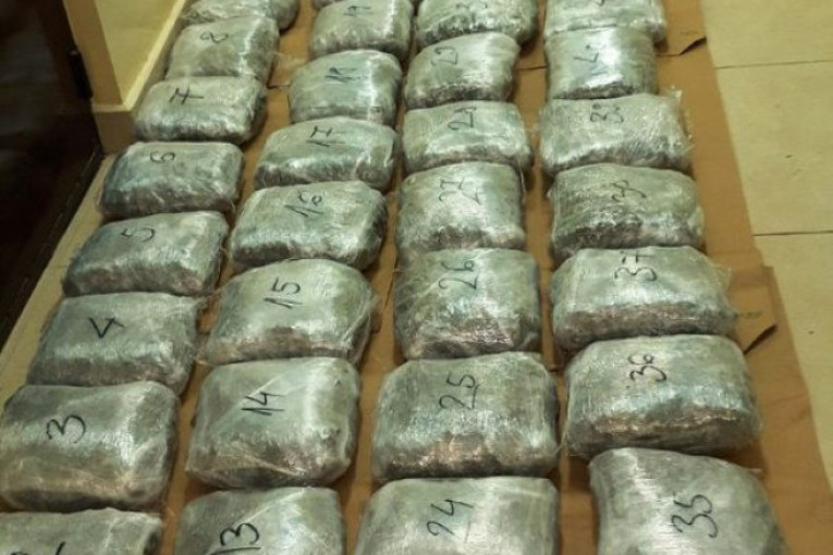 Zaplenjeno 90 kilograma droge kod Prijepolja: Stan i auto puni marihuane