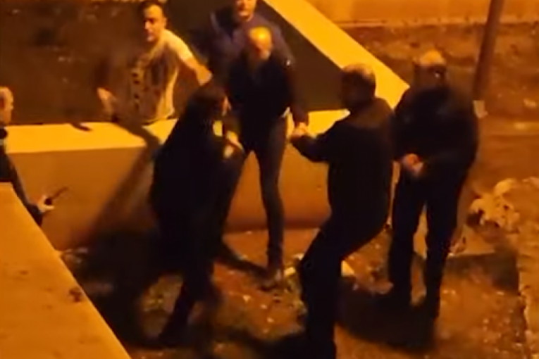 Isplivao šokantan snimak iz Crne Gore: Policajac drži pištolj uperen na bespomoćnog čoveka (VIDEO)