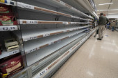 Britanski marketi smislili kako da zamaskiraju krizu: Prazne rafove popunili kartonskim slikama hrane! (FOTO)