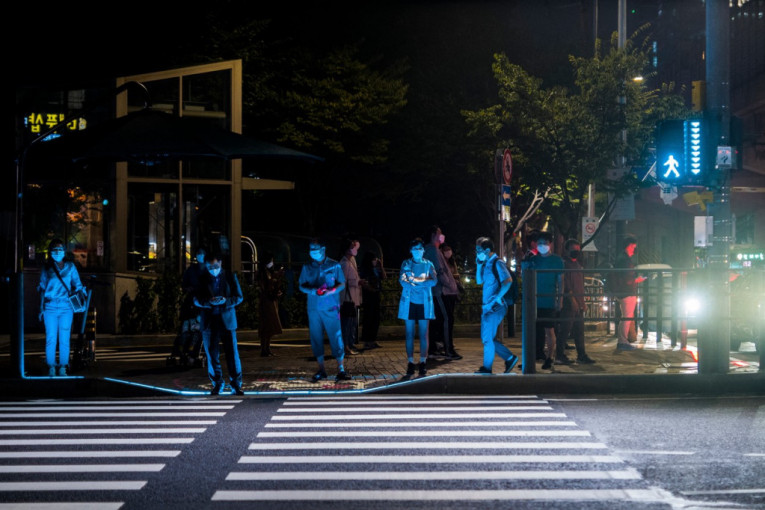 Južna Koreja uvodi svetleće oznake na putu da bi zaštitila "zombije opsednute telefonima"