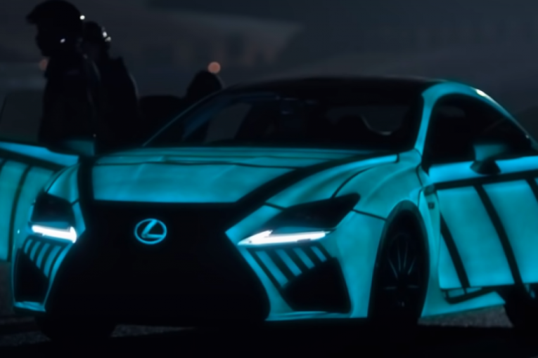 Ovaj automobil je ofarban električnom bojom koja može da se pali i gasi pritiskom na dugme (VIDEO)