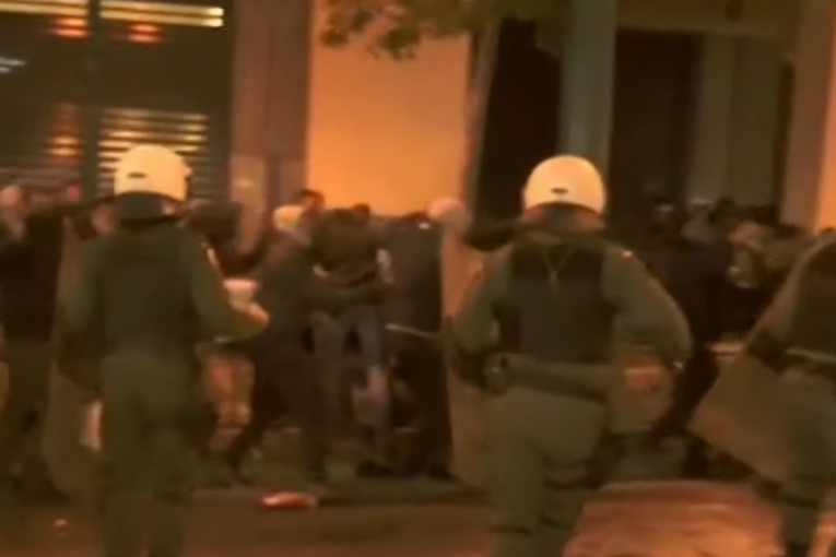 Neredi u Grčkoj: Policajci povređeni na  protestu zbog ubistva mladića (20)
