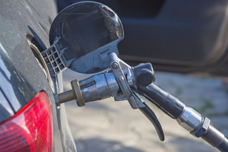 Vrtoglavi rast cene goriva u SAD! Snimak sa pumpe u Pensilvaniji najbolje oslikava stanje na tržištu! (VIDEO)