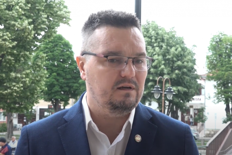 Novaković se i dalje ne oglašava: Primao platu a nije dolazio na posao, za taj novac moglo da se isplati 77 dečjih dodataka