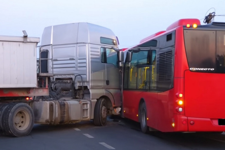 Udes na auto-putu "Miloš Veliki": Kamion udario u "harmonika" autobus (VIDEO)