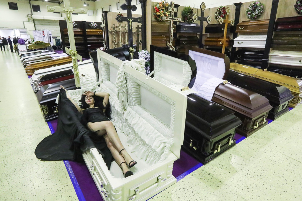 Sajam pogrebne opreme u Moskvi: Najteži zadatak su imale manekenke - satima su morale nepomično da leže