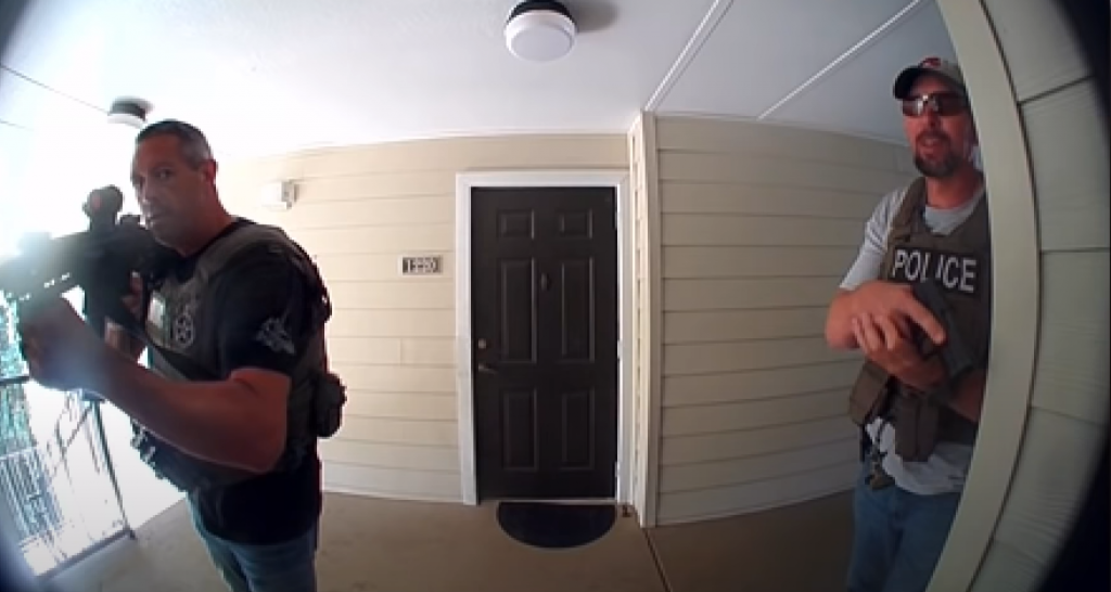 Američki policajci upali u pogrešan stan, pa držali majku i bebu na nišanu (VIDEO)