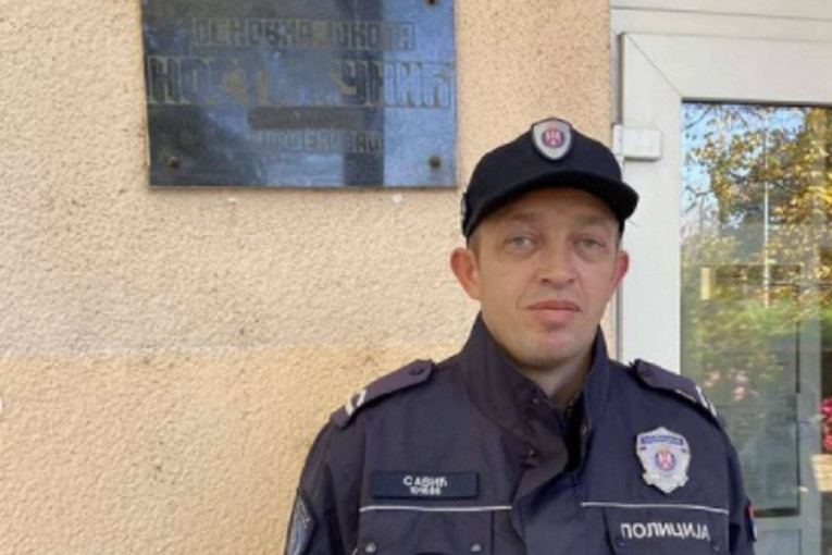 Raša je omiljeni školski policajac u Mladenovcu: Ovaj dečiji superheroj vodi računa o svakom đaku u školi! (FOTO)