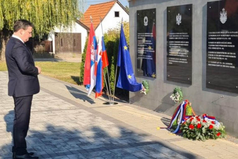 Selaković posetio Srpsko vojničko groblje u Slovačkoj: Da pamtimo dane slave i mučeništva srpskog naroda