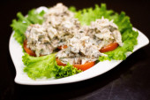 Recept dana: Pileća salata sa kiselim krastavčićima - nova zvezda svečane trpeze