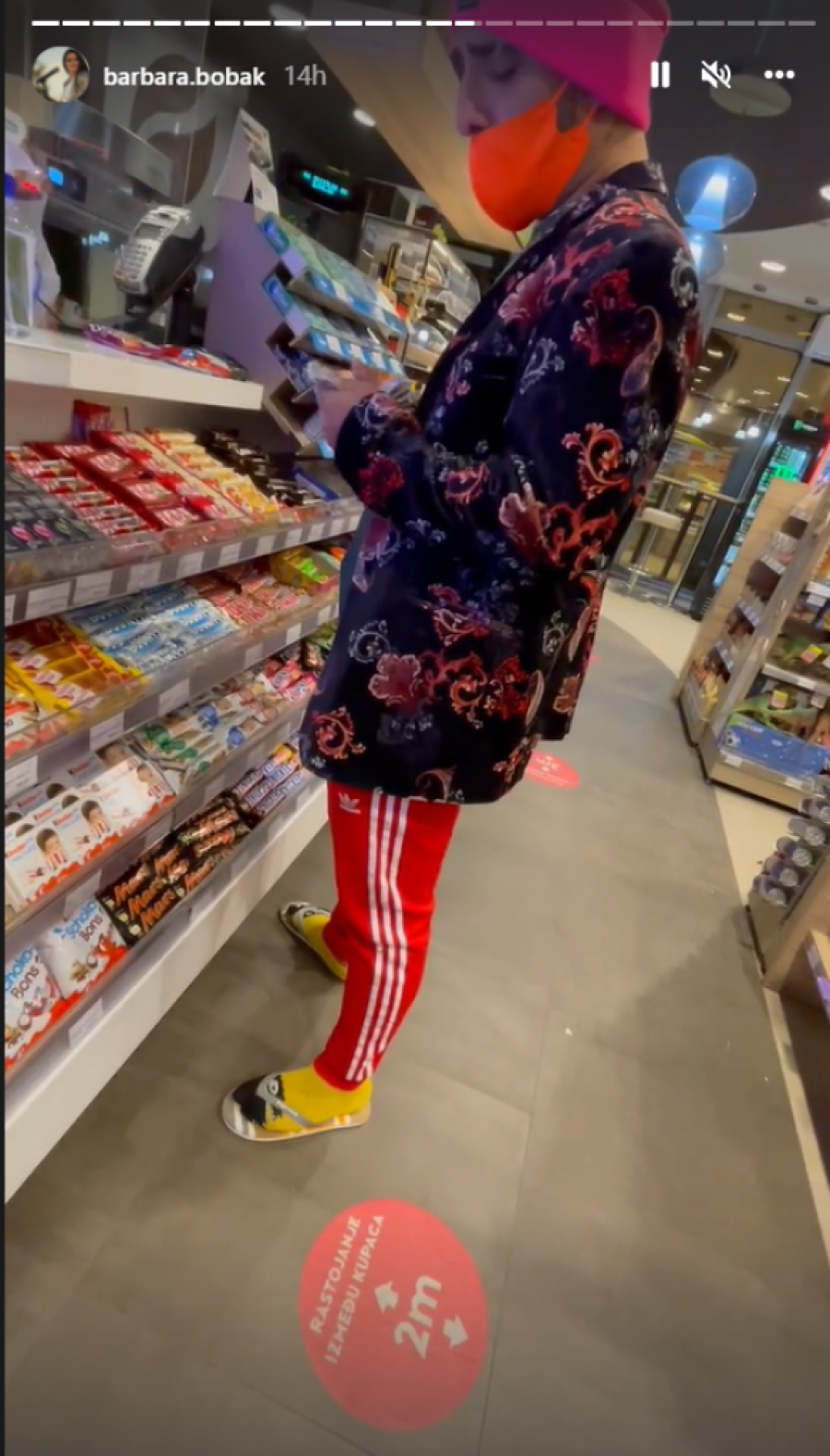 Zamenili uloge? Darko u Barbarinoj trenerci i japankama ušao u supermarket (FOTO)