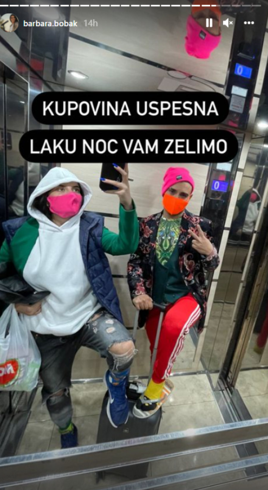 Zamenili uloge? Darko u Barbarinoj trenerci i japankama ušao u supermarket (FOTO)