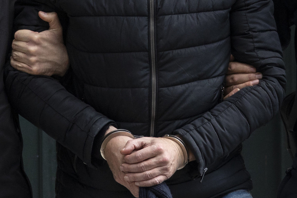 Uhapšen otac dečaka (13) koji je sekirom napao majku i sina kod Zrenjanina: Maloletnik odveden u policiju!
