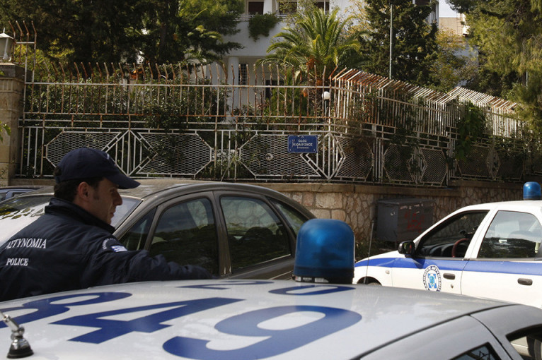 Srpkinja uhapšena u Solunu: Dvoje dece zaključala u autu da bi na miru očistila kuću!