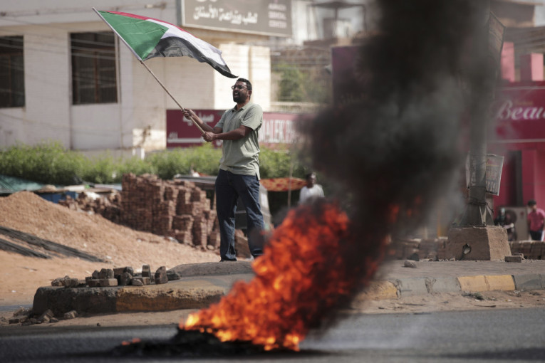 Planule ulice Kartuma: Demonstranti u Sudanu pozivaju na revoluciju (FOTO)