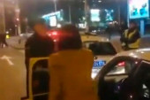 "Vrati mi moj telefon!" Devojka urlala na policajca, pobesnela kada ju je patrola zaustavila (VIDEO)