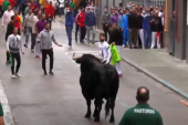 Bik usmrtio Španca tokom tradicionalne trke: Životinja ga probola, nije mu bilo spasa (UZNEMIRUJUĆE)