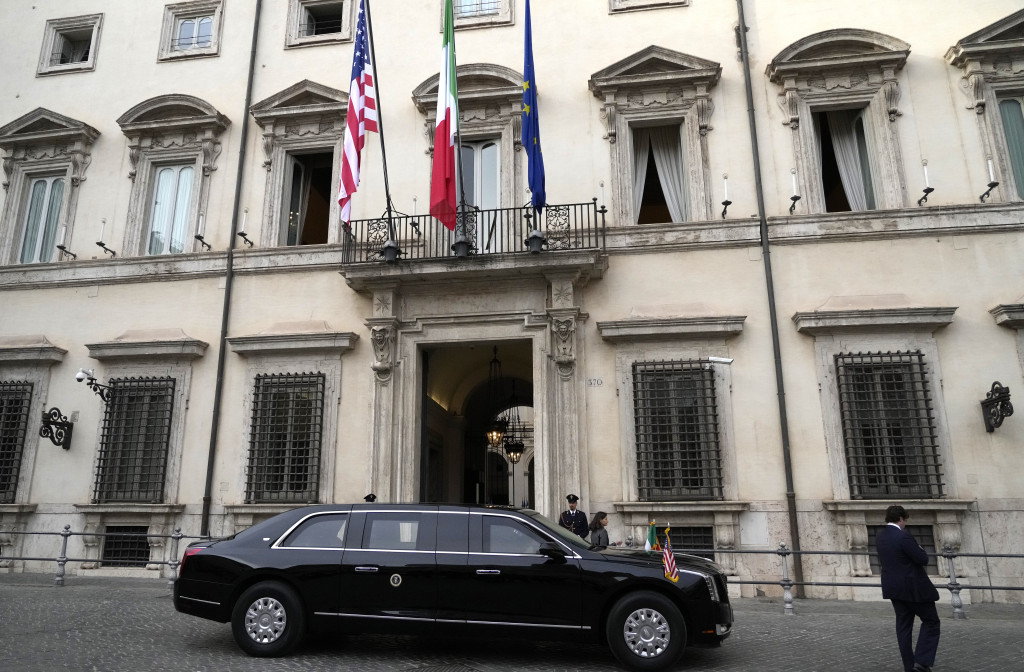 Bajdenova konjica za NATO samit: Stigao avionom sudnjeg dana, a ulicama Litvanije ga vozi "zver"