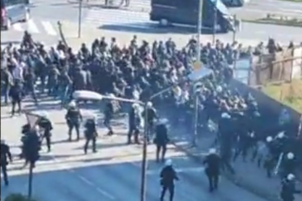 Tuča navijača u Kragujevcu! Lete baklje, odjekuju pucnji, čuju se sirene! Kordon policije između navijača Radničkog i Crvene zvezde (VIDEO)