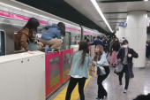 Napad u vozu u Tokiju: Podmetnut požar, putnici iskakali kroz prozore! Uhapšen muškarac naoružan nožem (VIDEO)