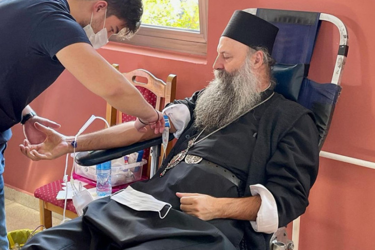 Patrijarh Porfirije dobrovoljno dao krv: "Da pomognemo lekarima, naslednicima Svetog apostola Luke" (FOTO)