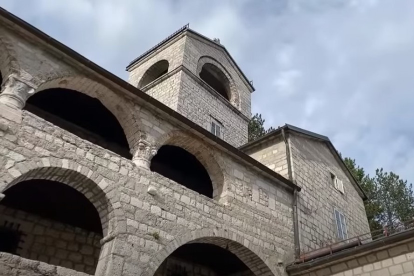 Sveti Petar Cetinjski proslavljen na Cetinju: Komite i vernici CPC ponovo prave haos ispred manastira (VIDEO)