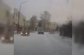 Uznemirujući snimak potresao Rusiju: Devojčica se igrala u snegu, pa završila pod točkovima autobusa