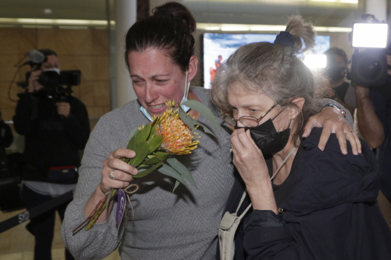 Posle 18 meseci se sreli s najmilijima: Suze, zagrljaji i vodeni topovi na aerodromima u Australiji (FOTO/VIDEO)