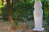 Huligani oskrnavili grob oca muftije beogradskog Mustafe Jusufspahića (FOTO)
