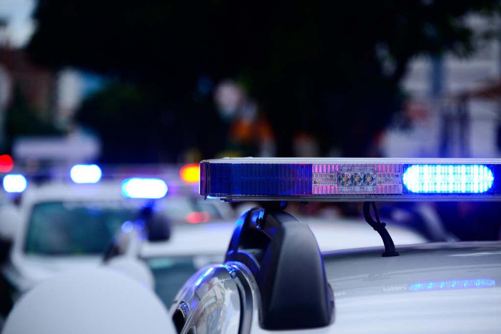 Saobraćajka u Apatinu, povređena dva policajca: Automobil austrijskih tablica zakucao se u službeno vozilo
